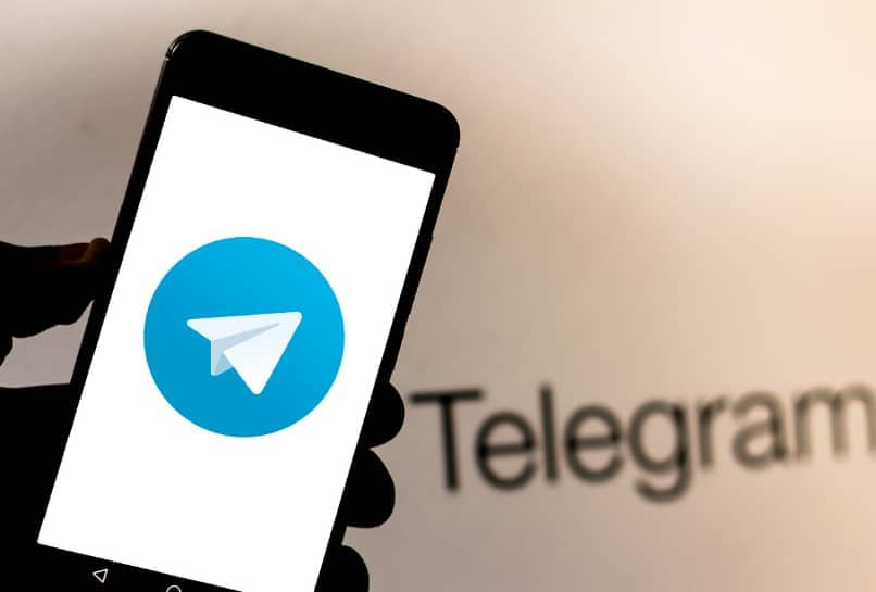 movil con app de telegram